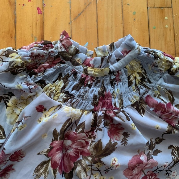 En sainson floral blouse with rushing - Picture 2 of 6